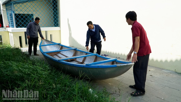 Chủ động trang bị thuyền khi mùa mưa bão đang đến gần. ndo_bl_a9.jpg