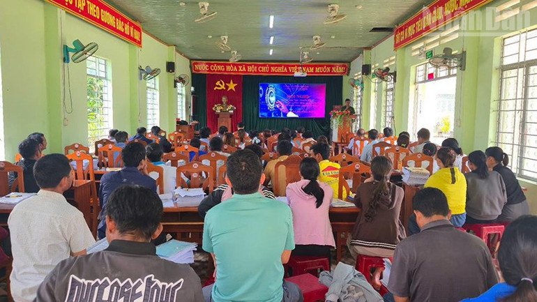 Công an Ia Rsai tuyên truyền, hướng dẫn chuyển đổi số đến với người dân. ndo_tr_a3.jpg