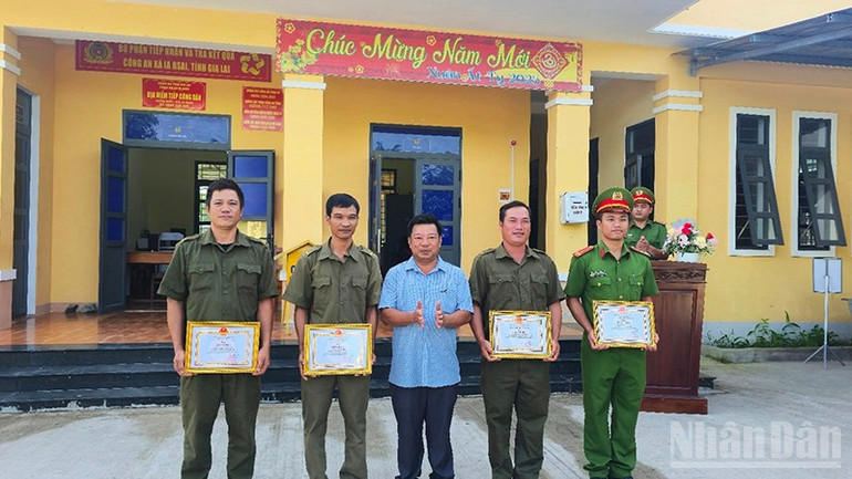 Tặng Giấy khen của Chủ tịch Ủy ban nhân dân xã Ia Rsai cho các cá nhân. ndo_br_a4.jpg