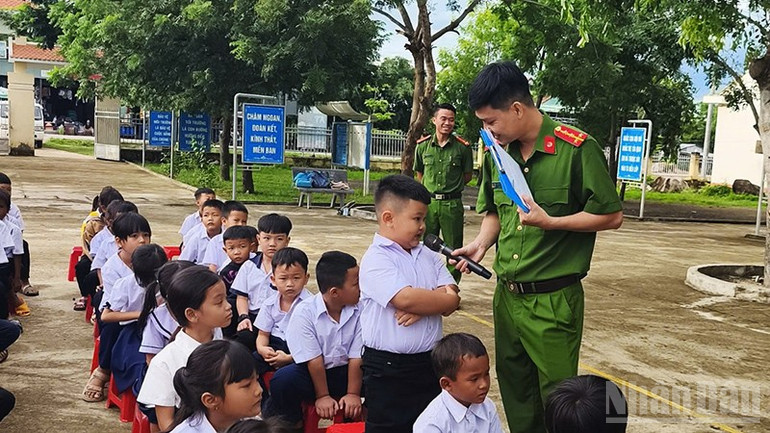 Công an Ia Rsai tuyên truyền pháp luật đến các em học sinh tiểu học. ndo_br_a2.jpg