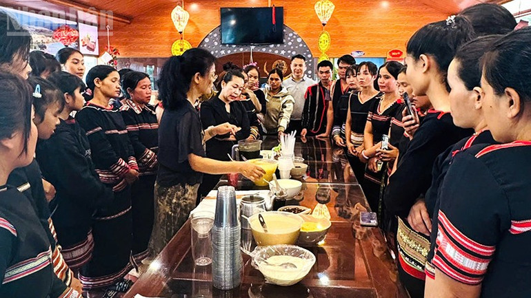 Người dân làng Kép được tập huấn kỹ năng và nghiệp vụ phục vụ bàn, bar (phục vụ bàn và pha chế đồ uống). ndo_tl_a2.jpg