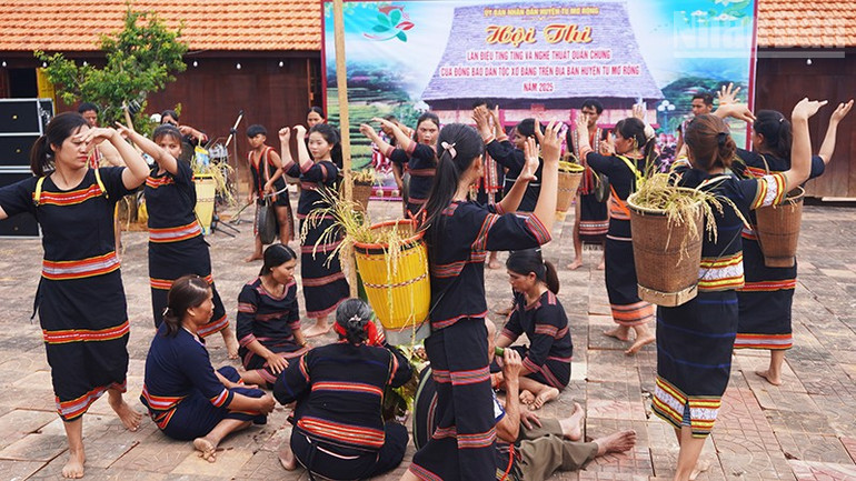 Điệu xoang tái hiện lễ ăn lúa mới của đồng bào Xơ Đăng, huyện Tu Mơ Rông. ndo_tr_mua-xoang-tai-hien-le-an-lua-moi.jpg
