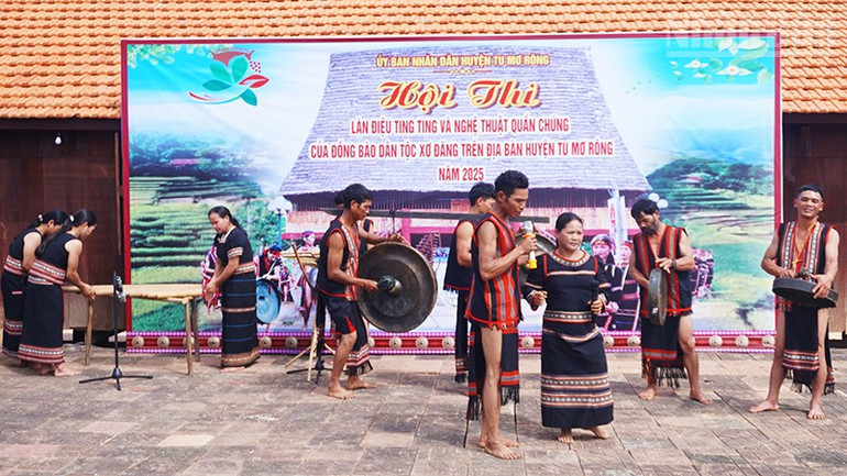Một tiết mục làn điệu ting ting tham gia hội thi do huyện Tu Mơ Rông tổ chức. ndo_tr_a1.jpg