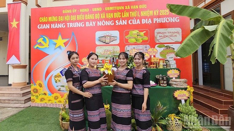 Đồng bào các dân tộc xã Vạn Đức mừng Đại hội đại biểu Đảng bộ xã lần thứ I, nhiệm kỳ 2025-2030. ndo_br_a1.jpg