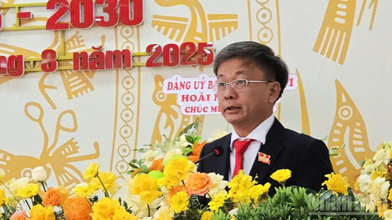 Đồng chí Nguyễn Xuân Phong, Bí thư Đảng ủy xã Vạn Đức phát biểu tại Đại hội đại biểu Đảng bộ xã lần thứ I, nhiệm kỳ 2025-2030. ndo_br_a4.jpg