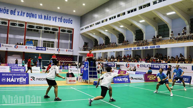 Trận đôi nam nữ Hải Phòng và Hưng Yên diễn ra ngay sau lễ khai mạc. ndo_bl_a4.jpg