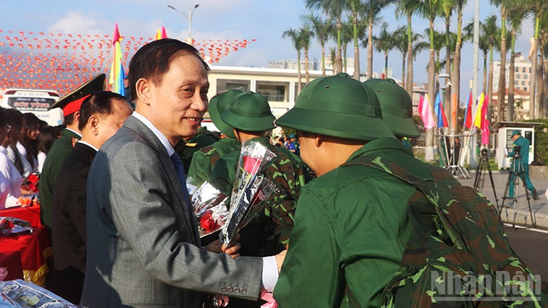 Đồng chí Lê Hoài Trung tặng hoa, động viên thanh niên trúng tuyển nghĩa vụ quân sự.