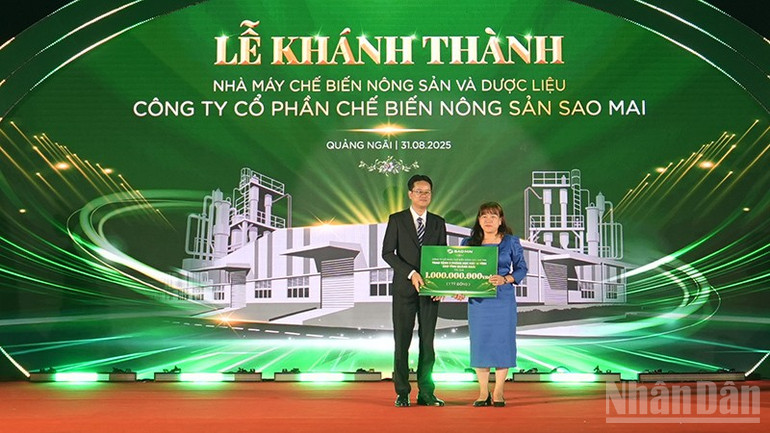 Công ty cổ phần chế biến nông sản Sao Mai trao tặng 5 phòng học máy vi tính cho tỉnh Quảng Ngãi với tổng trị giá 1 tỷ đồng. ndo_br_hvh03374.jpg