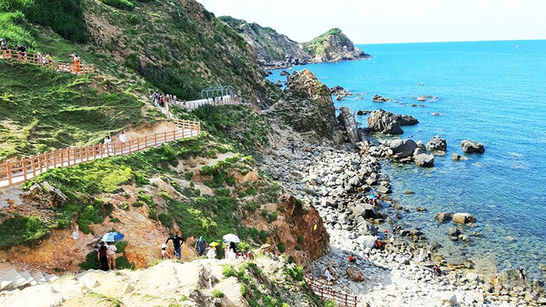 Du khách đến với Quy Nhơn Đông ngày một tăng. ndo_br_a5.jpg