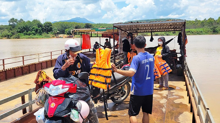 Bắt buộc mặc áo phao mỗi khi lên đò, bảo đảm an toàn cho người dân. a2.jpg