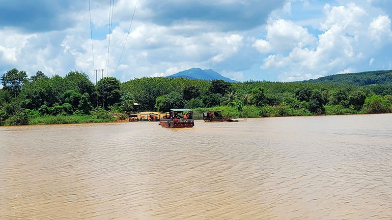 Phà sắt qua bến đò A Sanh chở đầy hàng hóa, xe máy, ô-tô và cả nông sản vượt sông mỗi ngày. a5.jpg