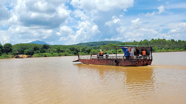 Những chuyến đò qua sông Sê San nay đã an toàn hơn nhiều. a4.jpg