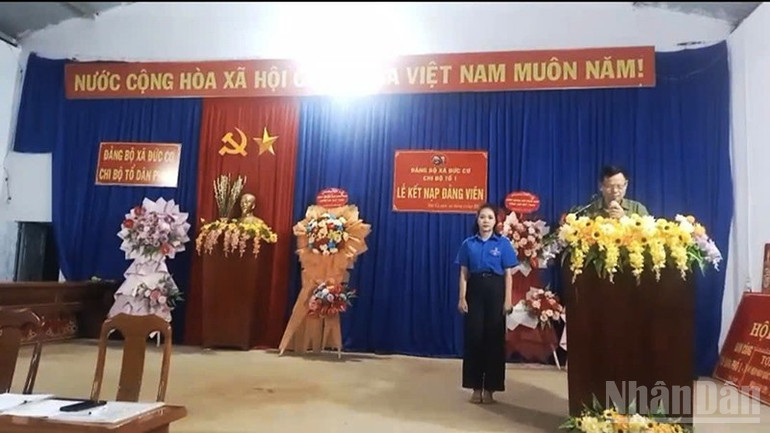 Một buổi lễ kết nạp đảng viên mới tại Đức Cơ. ndo_br_a2.jpg