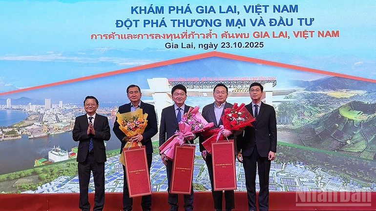 Lãnh đạo tỉnh Gia Lai tặng hoa cho các doanh nghiệp đến từ Thái Lan. ndo_br_a4.jpg
