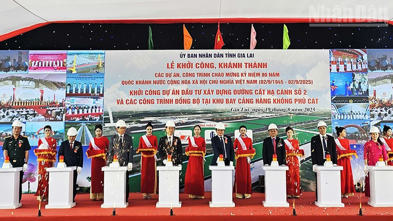 Các đại biểu ấn nút khởi công dự án. ndo_tr_a4.jpg