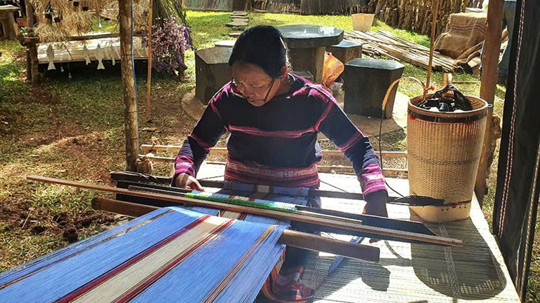 ជនជាតិចារាយរក្សាការត្បាញក្រមា ដើម្បីផ្សព្វផ្សាយ និងទាក់ទាញភ្ញៀវទេសចរ។ a1.jpg