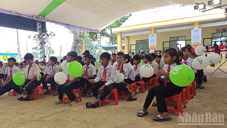 Niềm vui của các em học sinh dân tộc thiểu số tại ngôi trường mới. ndo_br_a2.jpg
