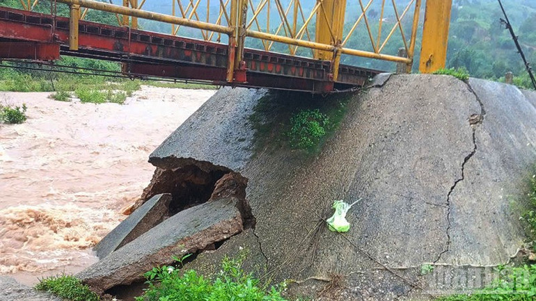 Chân cầu vào thôn Tê Xô Trong bị sạt lở. ndo_br_a4.jpg