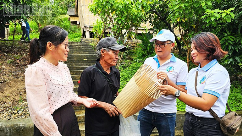 Già làng Đinh Hmêh giới thiệu sản phẩm đan lát và giới thiệu văn hóa truyền thống của người Ba Na đến với du khách. ndo_tl_a2.jpg