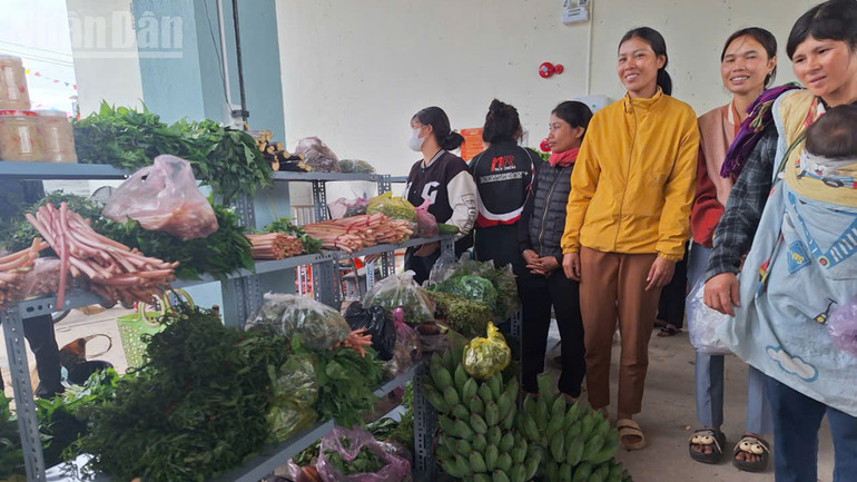 Nông sản từ vườn nhà được người dân đem đến phiên chợ ndo_tl_a1.jpg