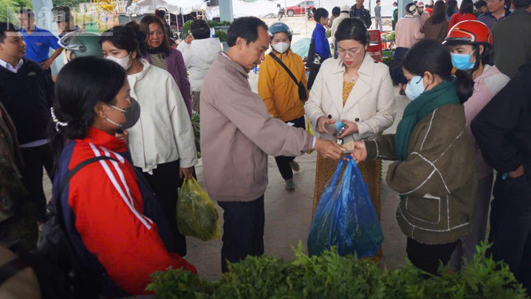 Các gian hàng tại phiên chợ được người dân tìm mua khiến gian hàng hết rất nhanh. ndo_tl_a3.jpg