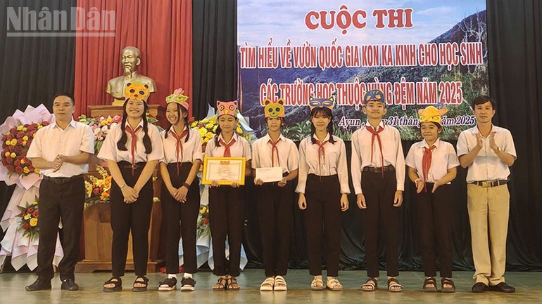 Trao giải cho các đội thi. ndo_tl_a3-3299.jpg