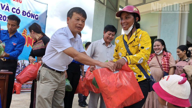 Đồng chí Trần Quốc Huy trao những phần quà cho các hộ khó khăn tại phiên chợ ndo_tr_a4.jpg