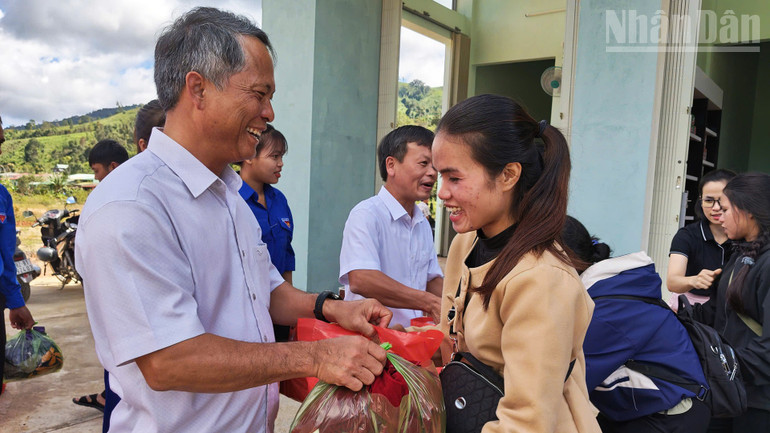 Đồng chí Võ Trung Mạnh (trái) trao những phần quà cho đồng bào Xơ Đăng ndo_tr_a5.jpg
