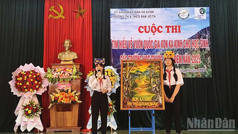 Các em học sinh thuyết minh về Vườn quốc gia Kon Ka Kinh. ndo_br_a2-8867.jpg