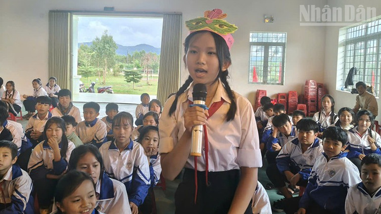 Các em tham gia phần thi dành cho khán giả để được nhận phần thưởng. ndo_tr_a5-5146.jpg