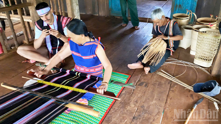 International tourists experience Gia Lai brocade weaving. ndo_br_du-lich-anh-2.jpg