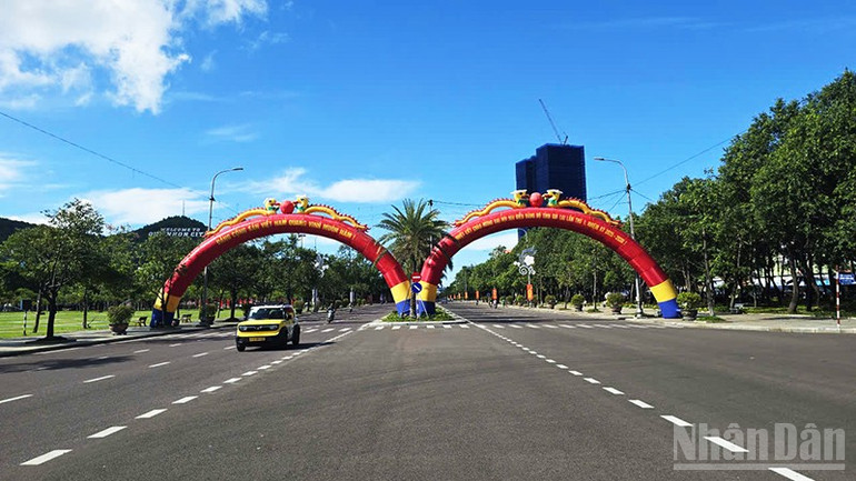 Đường Nguyễn Tất Thành được trang hoàng chào mừng Đại hội. ndo_br_a5.jpg