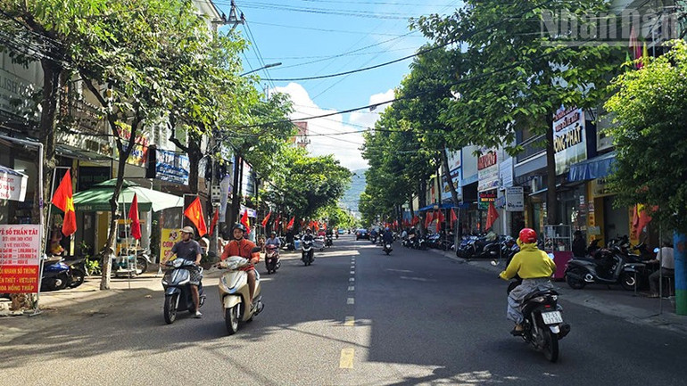 Tuyến đường Nguyễn Thái Học rực rỡ cờ Tổ quốc. ndo_tr_a2-5895.jpg