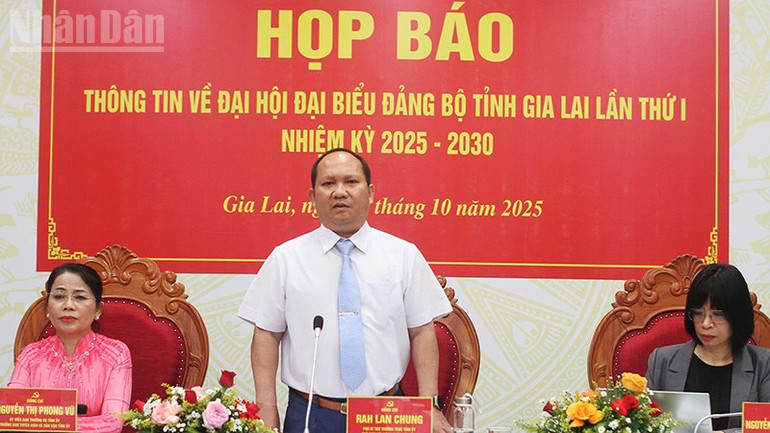 Đồng chí Rah Lan Chung thông tin về Đại hội. ndo_tl_a1-42.jpg