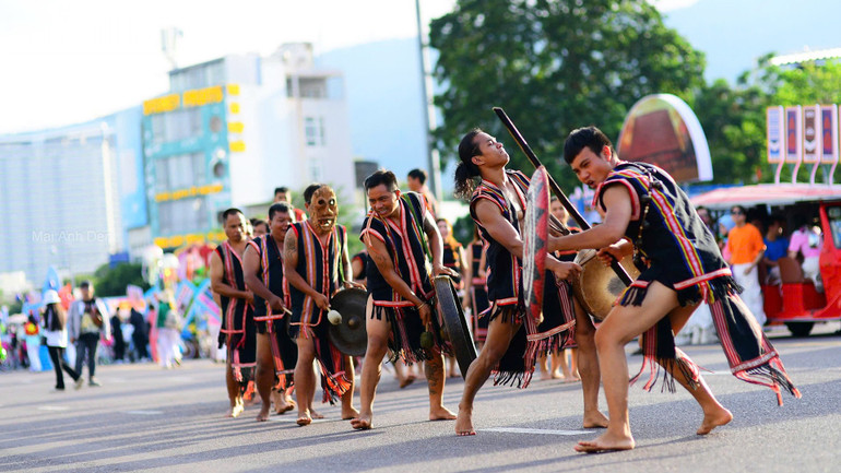 Gong performance on Quy Nhon beach. ndo_tl_du-lich-anh-1.jpg