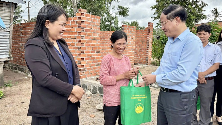 Chủ tịch Ủy ban nhân dân tỉnh Gia Lai Phạm Anh Tuấn tặng quà các hộ gia đình được hỗ trợ xóa nhà tạm, nhà dột nát. ndo_tl_a2.jpg