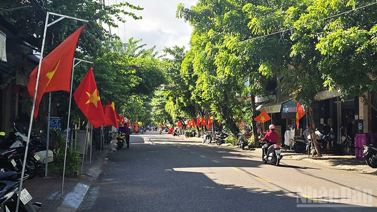 Người dân treo cờ Tổ quốc hướng về Đại hội. ndo_br_a4.jpg