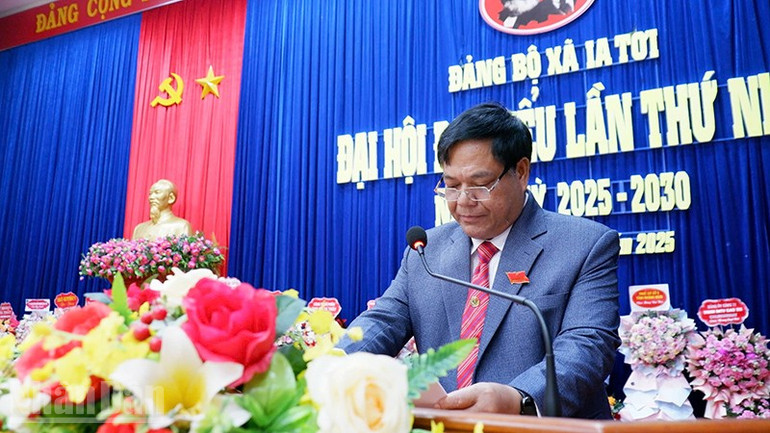 Bí thư Đảng ủy xã Ia Tơi Thao Hồng Sơn phát biểu tại đại hội. ndo_bl_a1.jpg