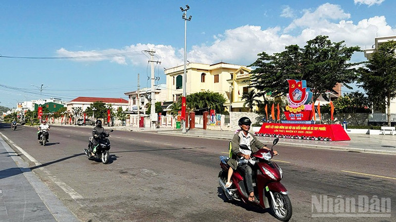 Tuy Phước trang hoàng chào mừng Đại hội đại biểu Đảng bộ xã lần thứ I, nhiệm kỳ 2025-2030. ndo_br_a4.jpg