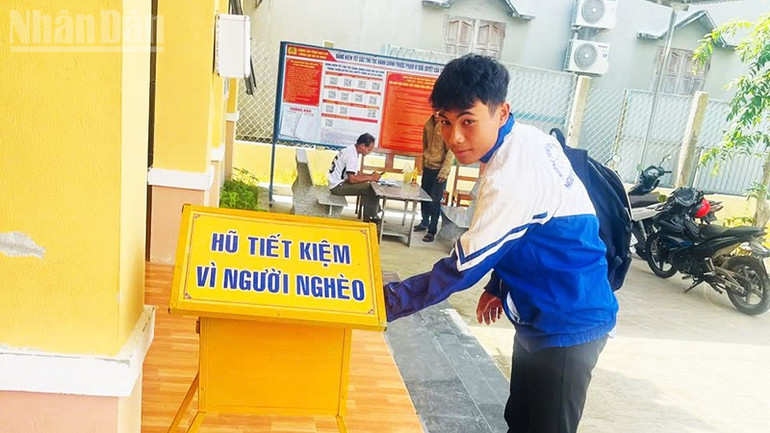 Học sinh trên địa bàn xã Ia Rsai tham gia quyên góp. ndo_tl_a5.jpg