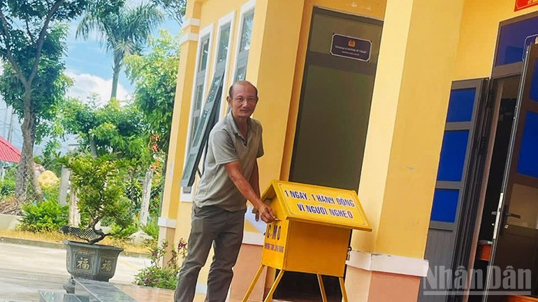 Người dân trên địa bàn xã Ia Rsai quyên góp vào "Hũ tiết kiệm vì người nghèo". ndo_br_a4.jpg
