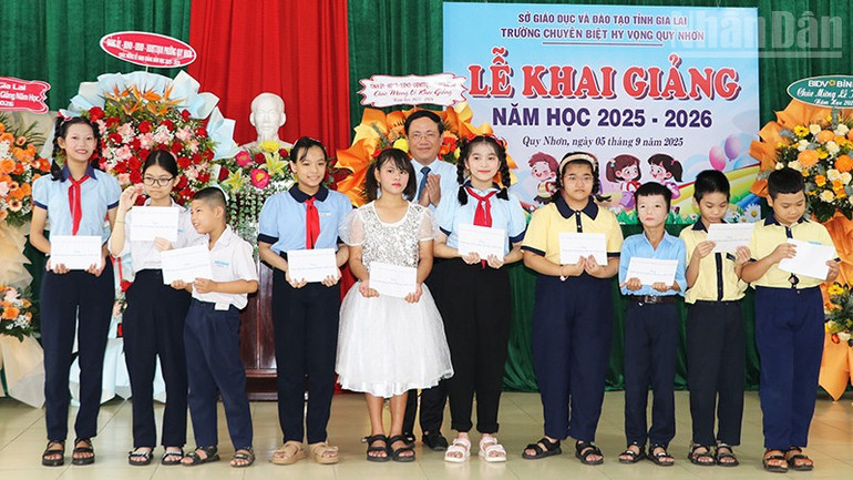 សមមិត្ត Pham Anh Tuan ជូនអំណោយដល់សិស្សានុសិស្សក្នុងឱកាសឆ្នាំសិក្សាថ្មី។ ndo_tr_a4.jpg
