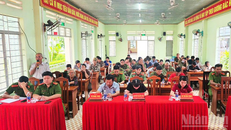 Người dân phát biểu, nêu ý kiến tại diễn đàn. ndo_br_a4.jpg