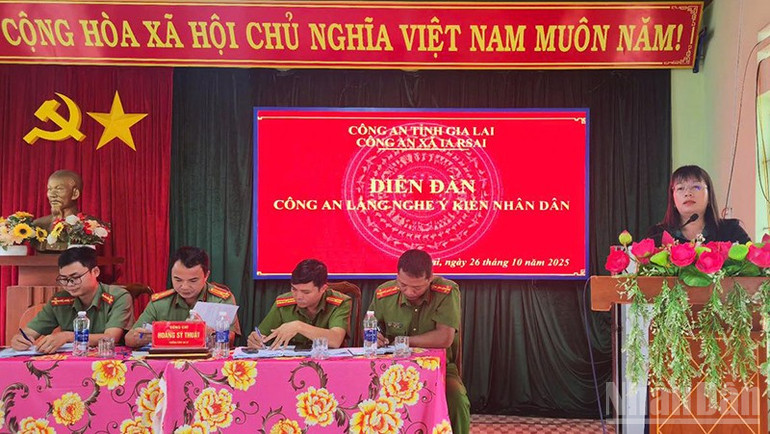 Bí thư Đảng ủy, Chủ tịch Hội đồng nhân dân xã Ia Rsai Nguyễn Thị Kiều Diễm phát biểu tại diễn đàn. ndo_br_a2.jpg