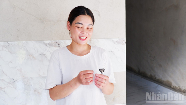 Chị Lò Thị Đút vui mừng bên căn nhà mơ ước. ndo_br_anh2.jpg