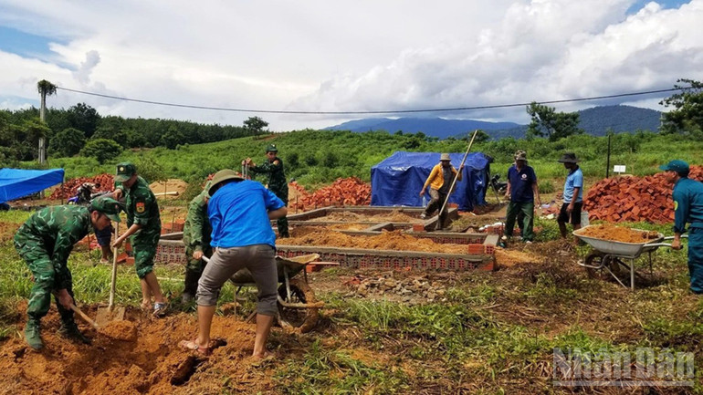 Công tác phối hợp giữa Quân nhân và tổ chức cơ sở Đảng đã góp phần đẩy nhanh tiến độ xây, sửa nhà cho dân. ndo_br_anh4.jpg