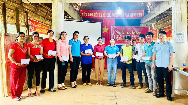 Trao nguồn vốn hỗ trợ cho các thành viên trong tổ hợp tác. ndo_tr_a7.jpg