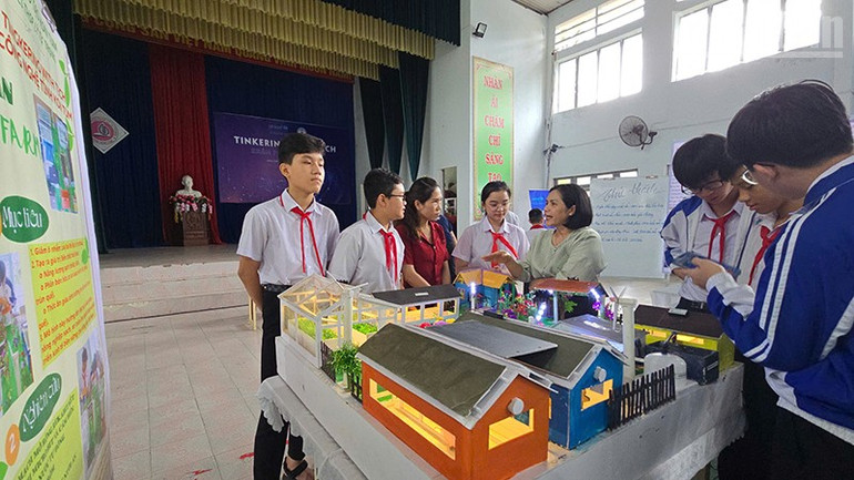 Lãnh đạo Sở Giáo dục và Đào tạo tỉnh Kon Tum tham quan, dặn dò các đội thi. ndo_tr_a2.jpg