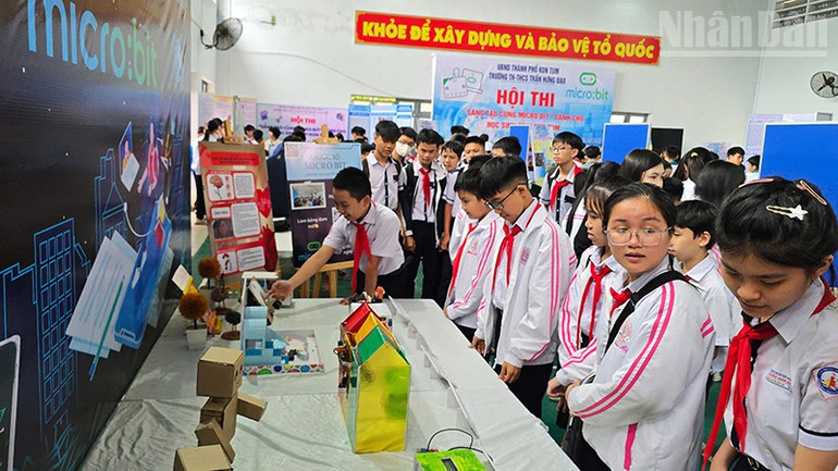 Đông đảo các em học sinh đến tham quan, trải nghiệm sản phẩm của các đội thi. ndo_tr_a3.jpg