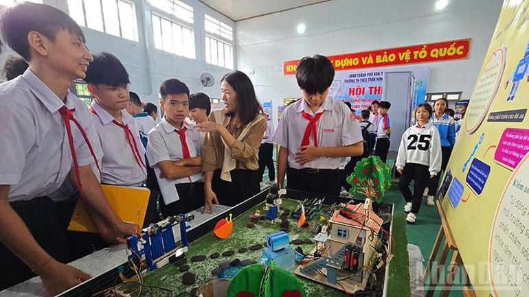 Cô trò Trường trung học cơ sở thực hành sư phạm Lý Tự Trọng chuẩn bị trước giờ thi. ndo_br_a4.jpg